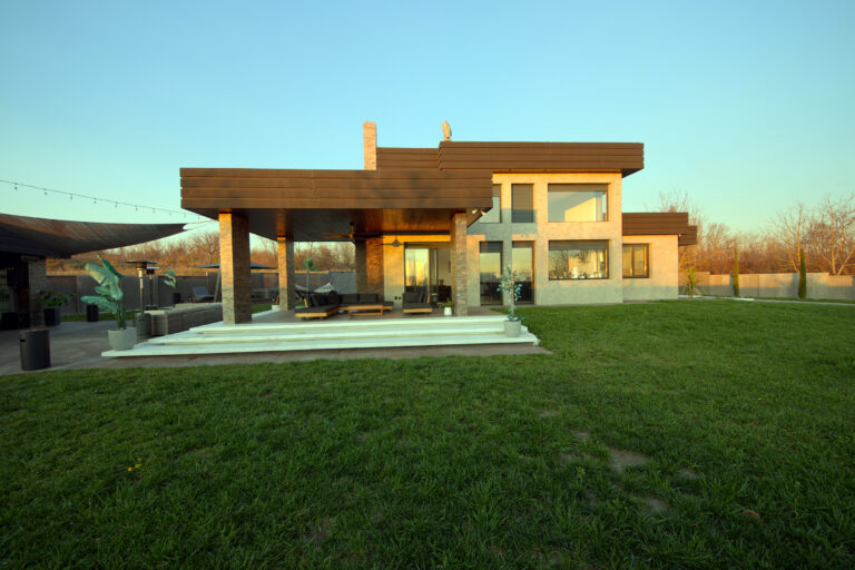 House California, terasa i đakuzi, zeleni travnjak, toplo osvetljenje, dvorište