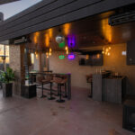 House California DJ bar, dnevna atmosfera, moderno osvetljenje, elegantan enterijer, savršen prostor za opuštanje i druženje