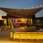 Bar i lounge prostor u sumrak - House California