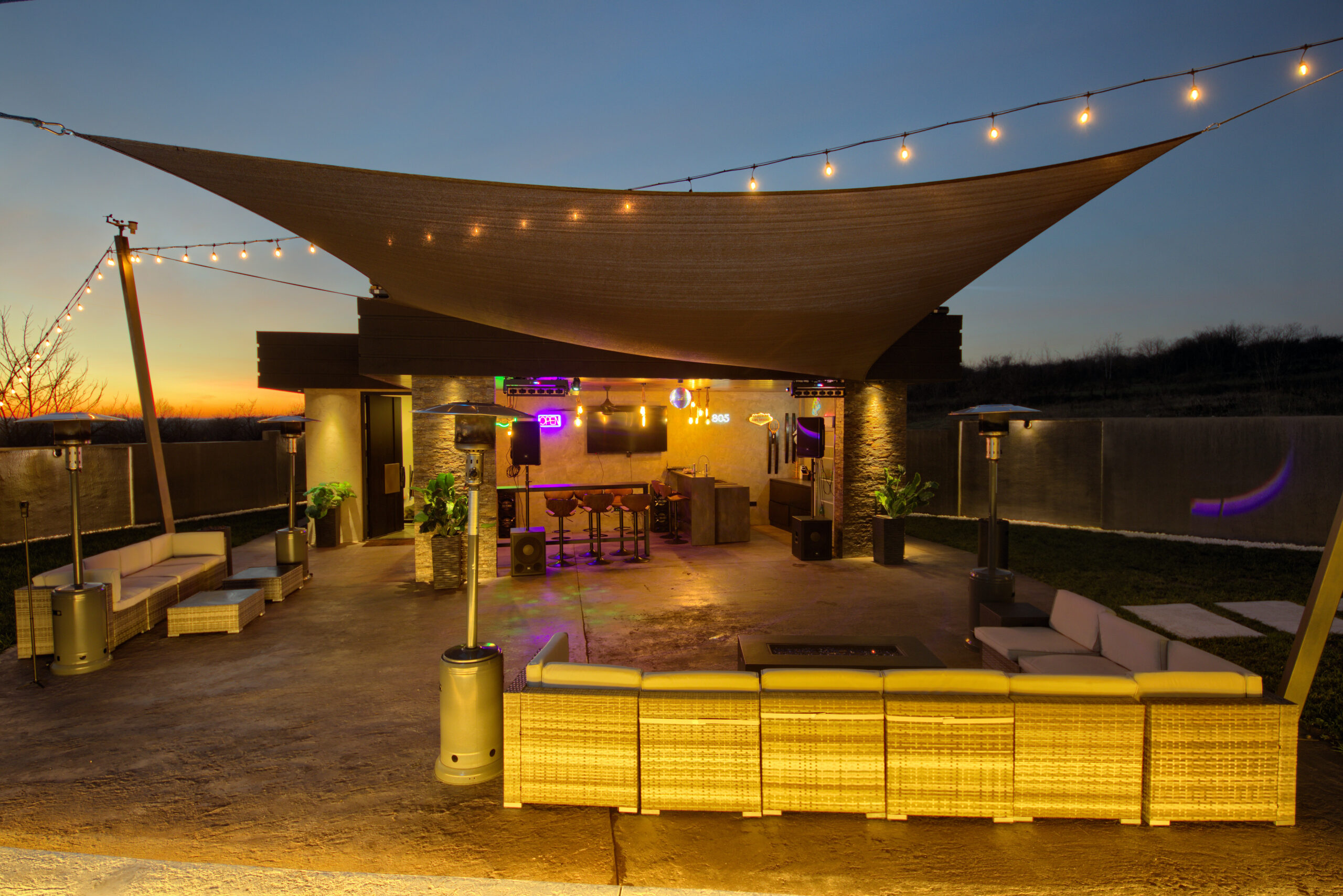 Bar i lounge prostor u sumrak - House California