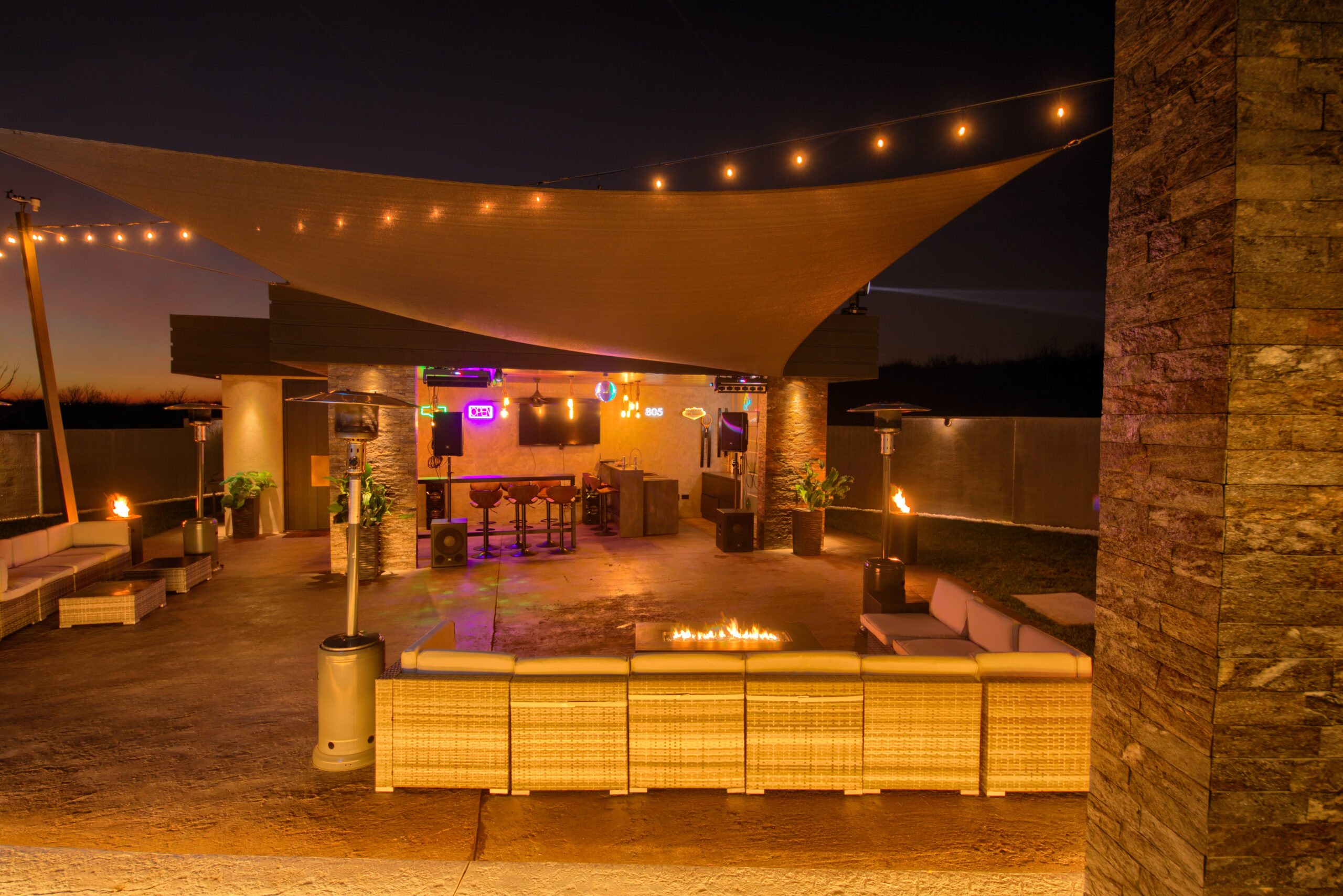Noćna žurka ambijent u bar zoni - House California