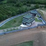Radovi na izgradnji bazena na imanju House California iz vazduha