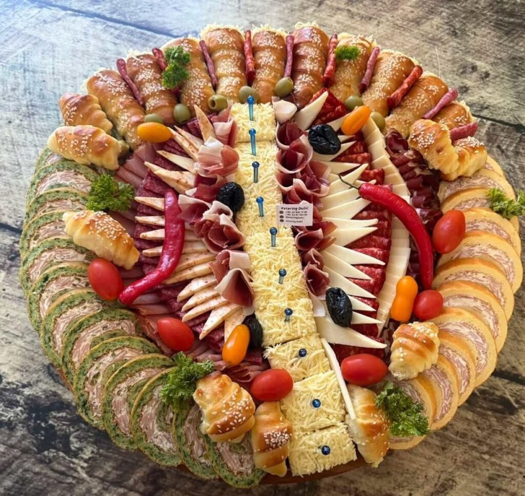 Catering tabla sa suhomesnatim proizvodima, sirevima i predjelima - House California