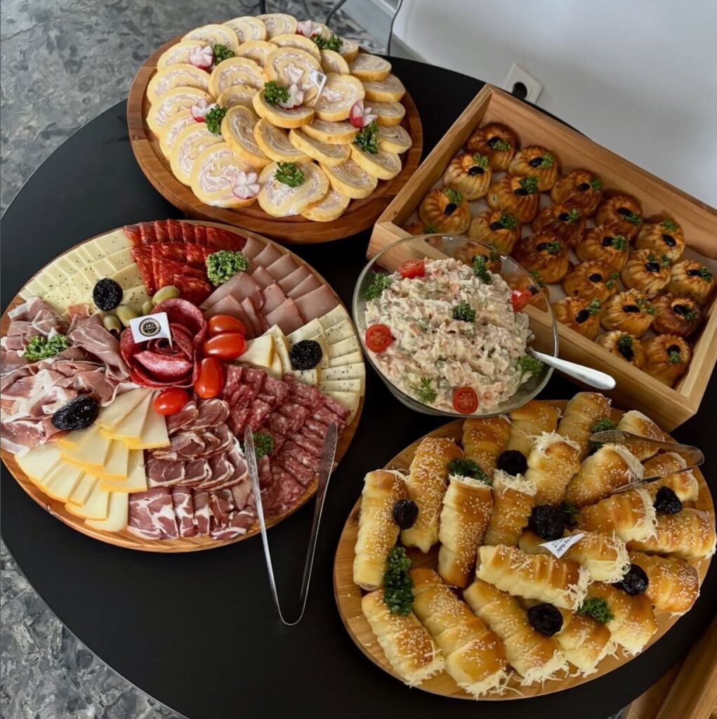 Catering meni sa slanim rolatima, pitama i salatama - House California