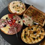 Catering meni sa slanim rolatima, pitama i salatama - House California