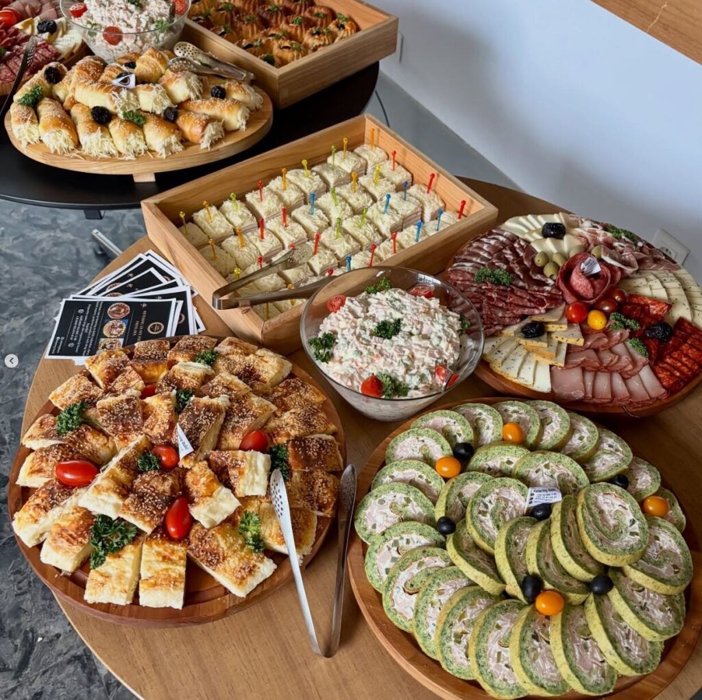 Catering sto sa raznovrsnim predjelima za proslavu - House California