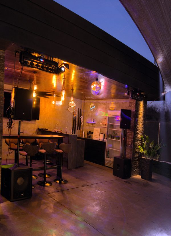 House California, disko bar na otvorenom, obojena svetla i disko kugla, noćna rasveta