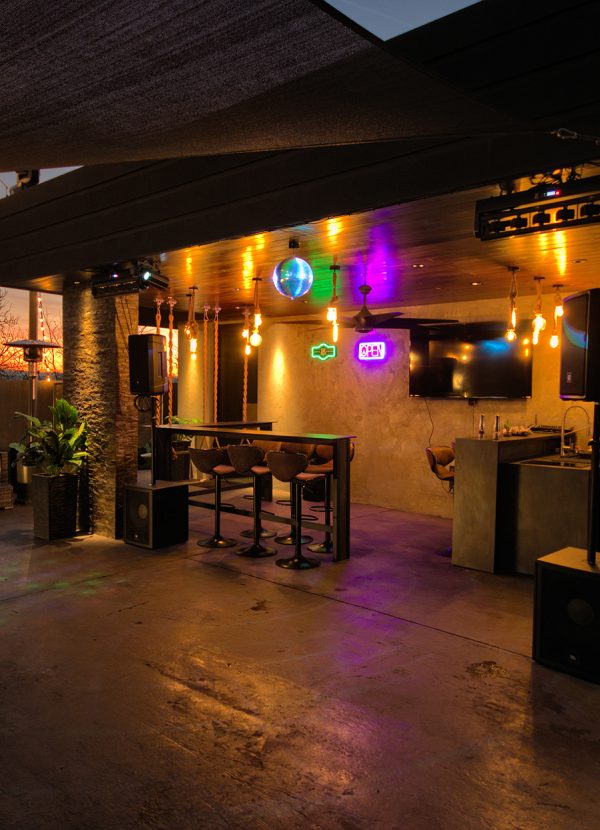 House California, disko bar na otvorenom, šarene LED svetlosti i disko kugla