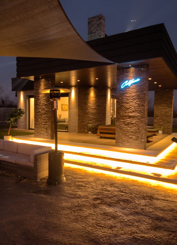 House California, disko bar na otvorenom, kameni zid, toplo osvetljenje i lounge zona