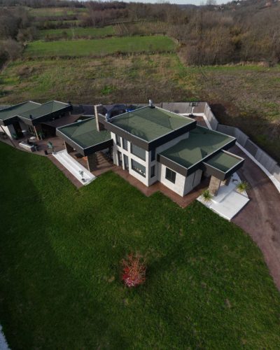 House California, zeleni krov, zeleni travnjak, panoramsko brdovito okruženje Avla i Kosmaj