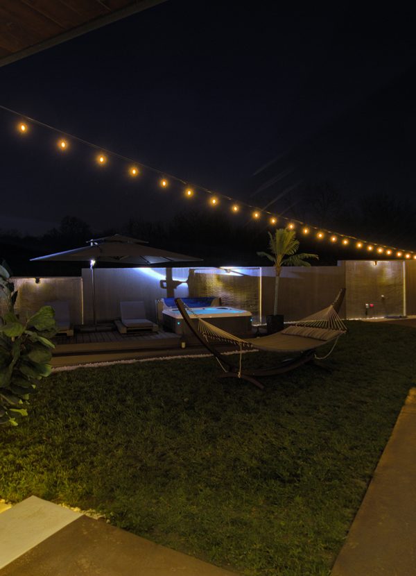 House California, noćni ambijent, topla svetla, đakuzi i lounge zona, disko bar