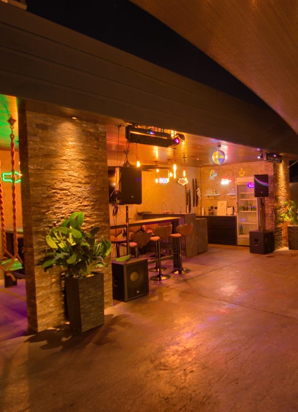 House California disko bar, topla rasveta, kameni zid, betonski pod, diskokugla